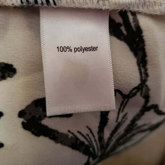 Maurices 1X Top Blouse Cream Black Floral Flutter Short Sleeve V Neck Women's - Picture 6 of 6